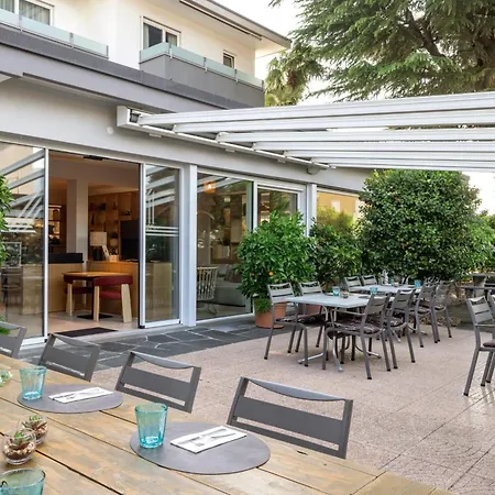 Lodge, Pool & Garden Retreat Hotel 3*