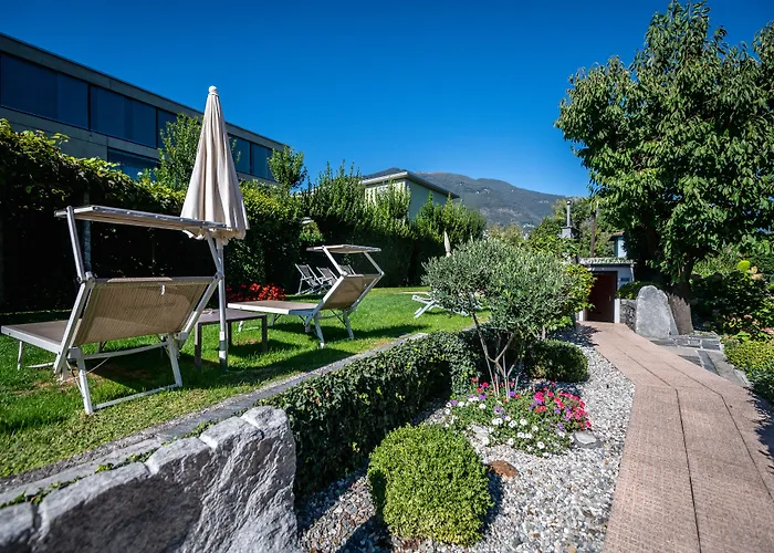 Lodge, Pool & Garden Retreat 호텔 3*